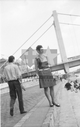THM-BJ-04718 - Fiatal textiltervezők vizsgamunkáinak bemutatója Budapesten az 1960-as években