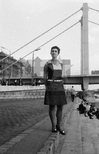THM-BJ-04720 - Fiatal textiltervezők vizsgamunkáinak bemutatója Budapesten az 1960-as években