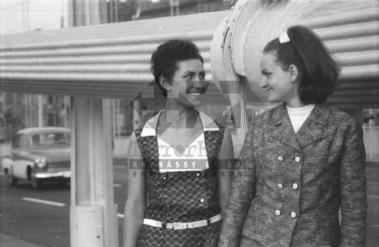 THM-BJ-04723 - Fiatal textiltervezők vizsgamunkáinak bemutatója Budapesten az 1960-as években