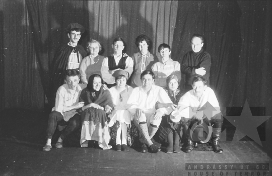 THM-BJ-04776a - Tolnai amatőr színjátszók előadása Závodon az 1960-as években