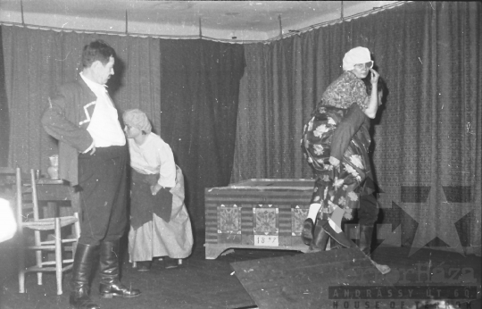 THM-BJ-04784 - Tolnai amatőr színjátszók előadása Závodon az 1960-as években