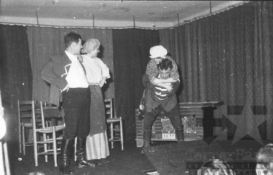 THM-BJ-04785 - Tolnai amatőr színjátszók előadása Závodon az 1960-as években