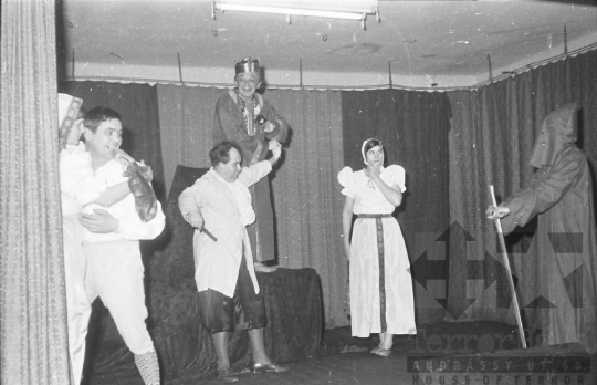 THM-BJ-04786 - Tolnai amatőr színjátszók előadása Závodon az 1960-as években