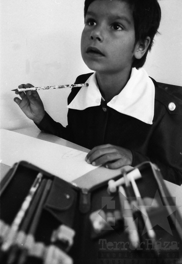 THM-BJ-04852a - Első nap egy szekszárdi általános iskola első osztályában az 1970-es években