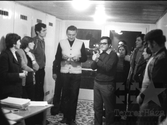 THM-BJ-05085a - Lakógyűlés egy szekszárdi társasházban az 1970-es években