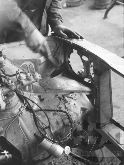 THM-BJ-05136 - Szekszárdi autójavító műhely az 1970-es években 