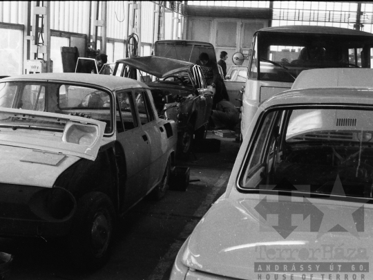 THM-BJ-05143 - Szekszárdi autójavító műhely az 1970-es években 