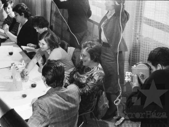 THM-BJ-05420 - Tolna Megyei Tanácsi Építő- és Szerelőipari Vállalat nőnapi ünnepsége Szekszárdon az 1970-es években