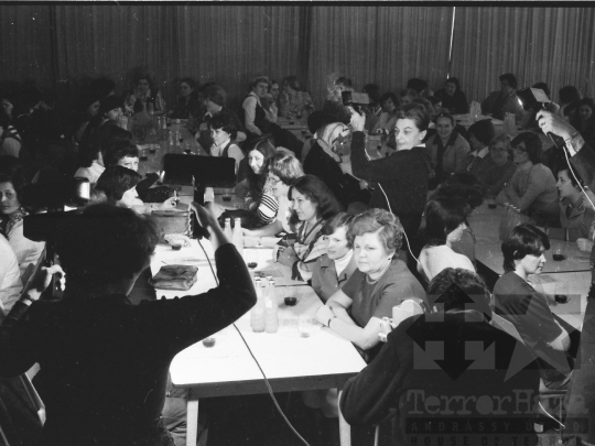 THM-BJ-05421 - Tolna Megyei Tanácsi Építő- és Szerelőipari Vállalat nőnapi ünnepsége Szekszárdon az 1970-es években