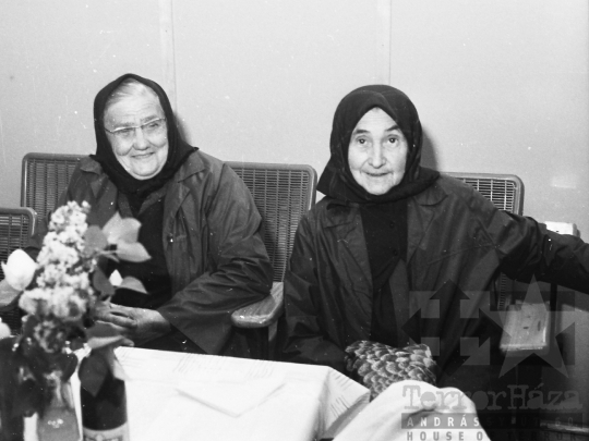 THM-BJ-05667 - Nyugdíjasok ünnepelnek a mórágyi művelődési házban az 1980-as években