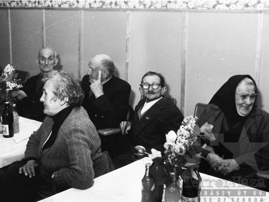 THM-BJ-05668 - Nyugdíjasok ünnepelnek a mórágyi művelődési házban az 1980-as években