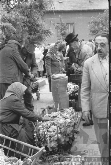 THM-BJ-05819 - Piac a szekszárdi Béla király téren az 1960-as években
