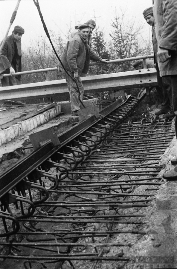 THM-BJ-06110 - Viadukt felújítás a 6-os úton Mecseknádasd és Pécsvárad között az 1970-es években 