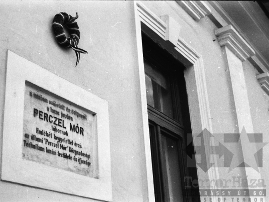 THM-BJ-06143 - Perczel Mór emléktáblája Bonyhádon az 1970-es években