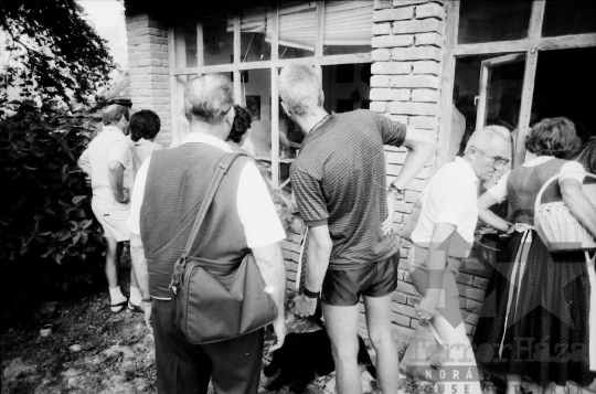 THM-BJ-06968 -  Osztrák turisták Teszler Ella fazekas népi iparművész műhelyében Mórágyon az 1980-as években