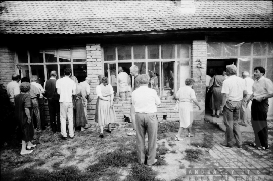 THM-BJ-06969 - Osztrák turisták Teszler Ella fazekas népi iparművész műhelyében Mórágyon az 1980-as években