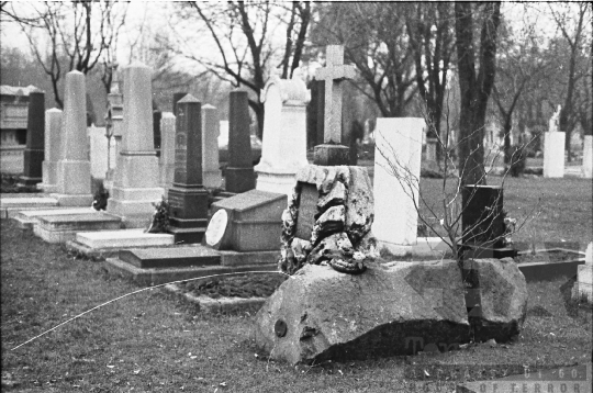 THM-BJ-07034 - Babits Mihály sírjának megkoszorúzása Budapesten az 1980-as években