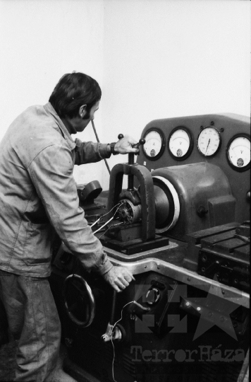 THM-BJ-07071 - Munka a németkéri termelőszövetkezet műhelyében az 1980-as években 
