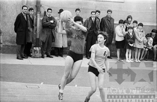 THM-BJ-07325 - Kosárlabda-mérkőzés a szekszárdi Garay János  Gimnáziumban az 1960-as években