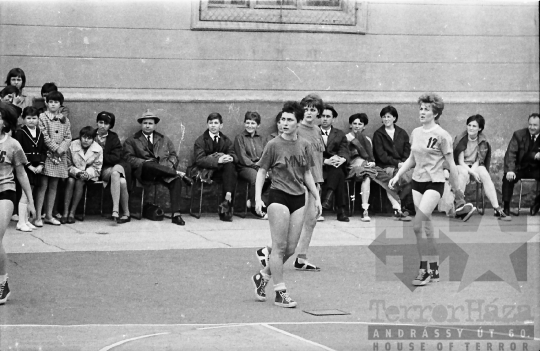 THM-BJ-07326 - Kosárlabda-mérkőzés a szekszárdi Garay János  Gimnáziumban az 1960-as években