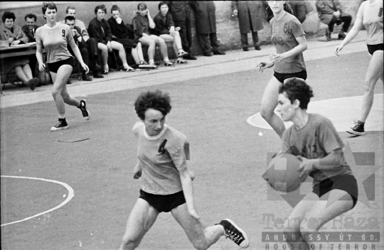 THM-BJ-07332 - Kosárlabda-mérkőzés a szekszárdi Garay János  Gimnáziumban az 1960-as években