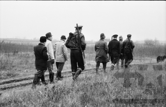 THM-BJ-07519 - Szekszárdi újságírók vadászaton Paks mellett az 1960-as években