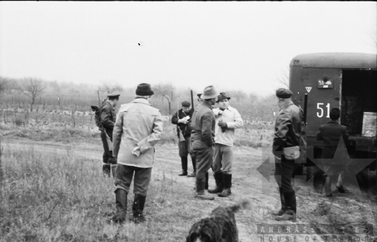 THM-BJ-07520 - Szekszárdi újságírók vadászaton Paks mellett az 1960-as években