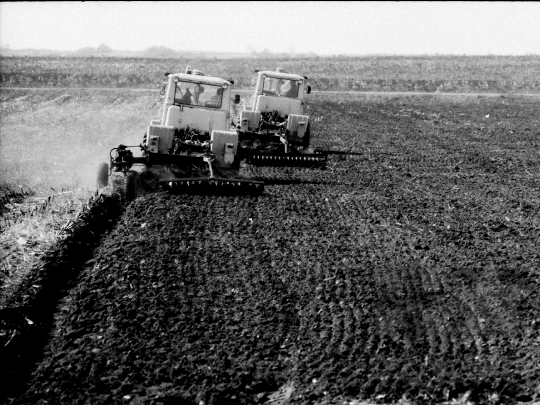 THM-BJ-07663 - Vetés előtt talajelőkészítés Aparhanton az 1970-es években 