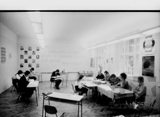 THM-BJ-07738 - Szóbeli érettségi a dombóvári Gőgös Ignác Gimnáziumban az 1980-as években
