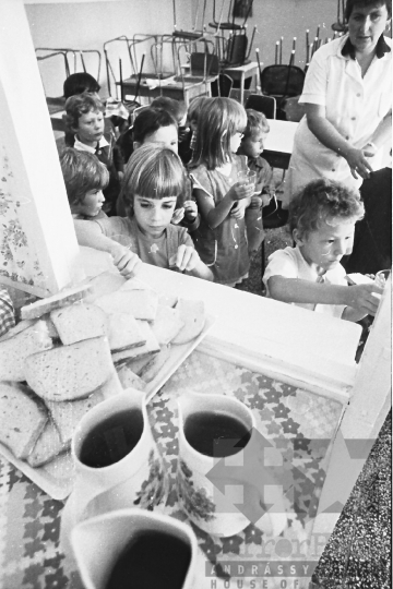 THM-BJ-07893 - Mórágyi általános iskola napközisei az 1980-as években