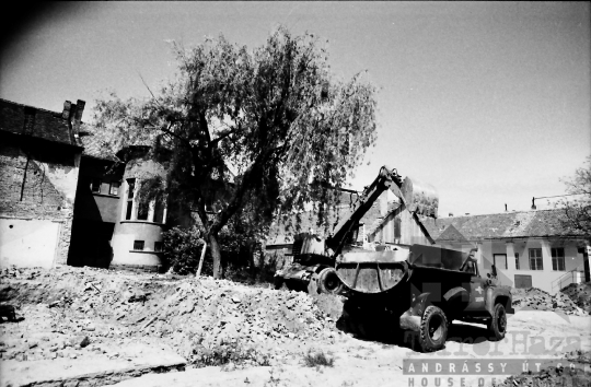 THM-BJ-07953 - Régi házak bontása Szekszárdon az 1980-as években 