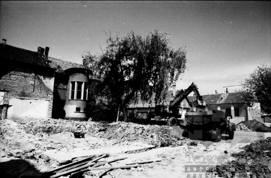 THM-BJ-07954 - Régi házak bontása Szekszárdon az 1980-as években 