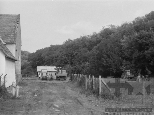 THM-BJ-07958 - Tereprendezés a mórágyi általános iskola udvarán az 1980-as években 