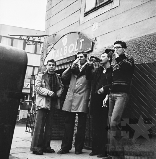 THM-BJ-08168 - Sorkatonaság előtt álló fiatalok egy szekszárdi italboltnál az 1970-es években