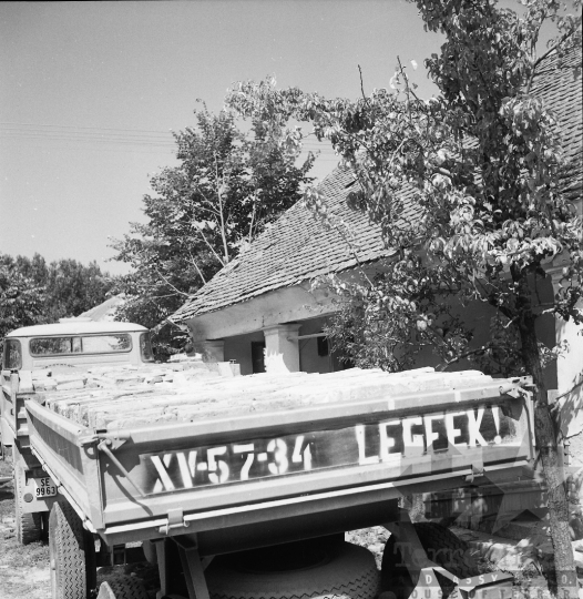THM-BJ-08231 - Az őcsényi Lovas-házat a szentendrei Skanzenbe szállítják az 1970-es években