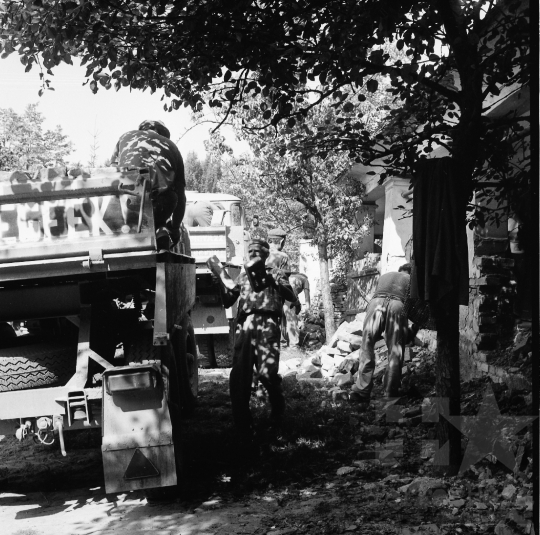 THM-BJ-08239 - Az őcsényi Lovas-házat a szentendrei Skanzenbe szállítják az 1970-es években