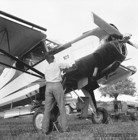 THM-BJ-08575 - Növényvédő- és műtrágyaszórás az őcsényi repülőtérnél  az 1960-as években 