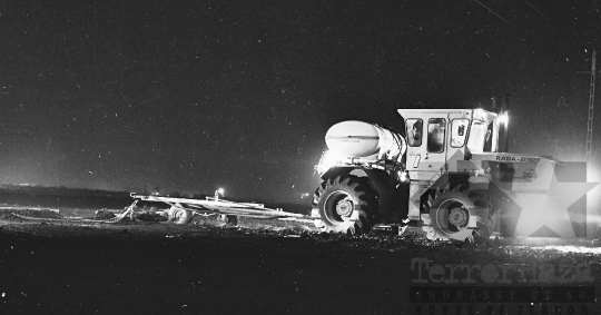 THM-BJ-08630 - Éjszakai szántás a szekszárdi termelőszövetkezetben az 1970-es években 