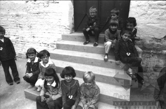 THM-BJ-08714 - Kisiskolások egy szekszárdi általános iskolában az 1980-as években