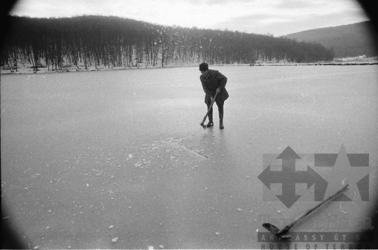 THM-BJ-08725 - Lékvágás a Szálka melletti tónál az 1980-as években