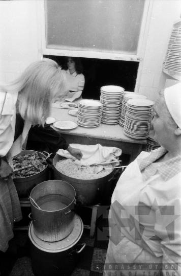 THM-BJ-08838 - Szekszárdi általános iskola ebédlője az 1980-as években