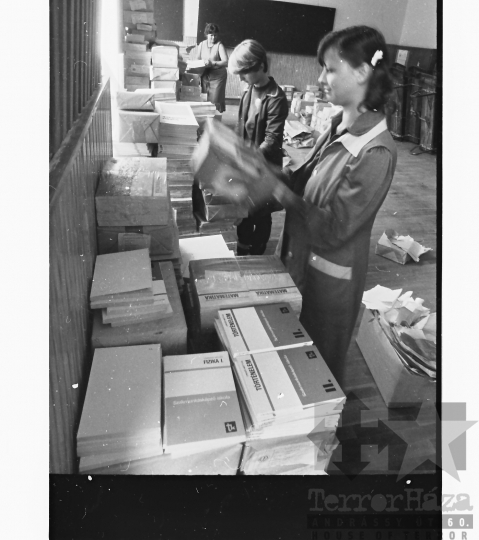 THM-BJ-08934 - Tanévkezdés és tankönyvek válogatása egy szekszárdi szakmunkásképzőben az 1980-as években