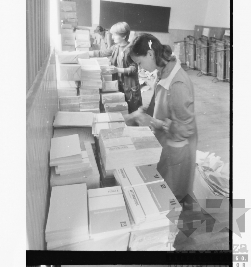 THM-BJ-08935 - Tanévkezdés és tankönyvek válogatása egy szekszárdi szakmunkásképzőben az 1980-as években