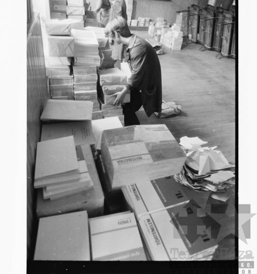 THM-BJ-08936 - Tanévkezdés és tankönyvek válogatása egy szekszárdi szakmunkásképzőben az 1980-as években