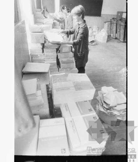 THM-BJ-08937 - Tanévkezdés és tankönyvek válogatása egy szekszárdi szakmunkásképzőben az 1980-as években