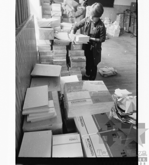 THM-BJ-08938 - Tanévkezdés és tankönyvek válogatása egy szekszárdi szakmunkásképzőben az 1980-as években