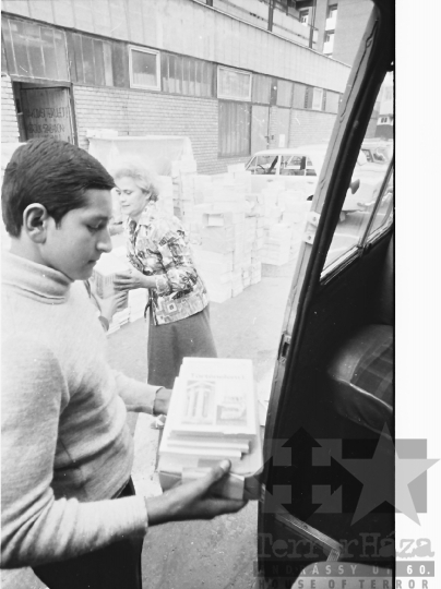 THM-BJ-08939 - Tanévkezdés és tankönyvek válogatása egy szekszárdi szakmunkásképzőben az 1980-as években