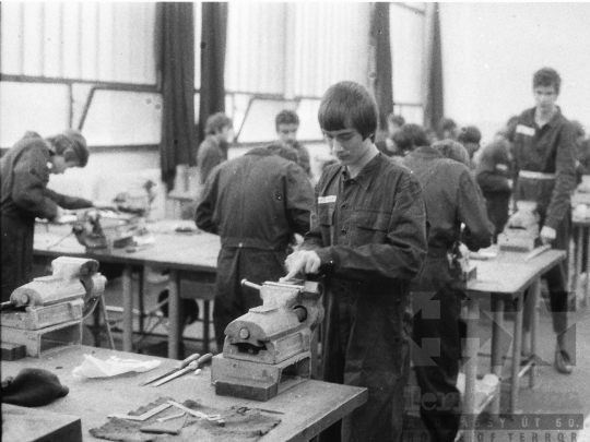 THM-BJ-08945 - Gyakorlati oktatási egy szekszárdi vasipari tanműhelyben az 1980-as években