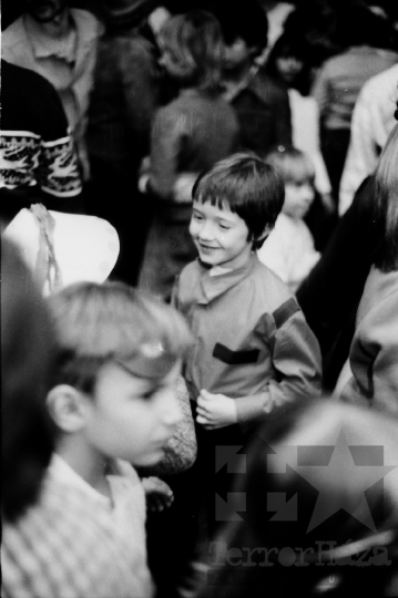 THM-BJ-09066 - Gyerekek farsangi bálja a mórágyi általános iskolában az 1980-as években