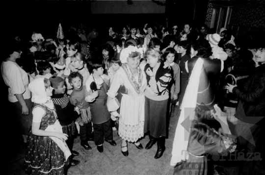THM-BJ-09071 - Gyerekek farsangi bálja a mórágyi általános iskolában az 1980-as években